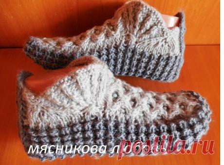 Набираем 47 петель ( 2 раппорта узора * алсацийские гребешки* +3 +2 кр. 
Вяжем этим узором 1 раппорт в высоту.
Делим вязание на 3 части - Кр 12 петель- 21 петля -12петель Кр. Вяжем 
язычок на центральных 21 петлях. узором *жгут *цепочка *на нужную Вам 
длину. у меня 42 ряда.
Коса в виде цепочки
Набрать количество петель, кратное 22 + 3 доп. петли.

1-й р. (лиц. стор.): 3 изн., *8 лиц., 3 изн., повт. от *.
2-й р. и все четные ряды (изн. стор.): 3 лиц., *8 изн., 3 лиц., повт...