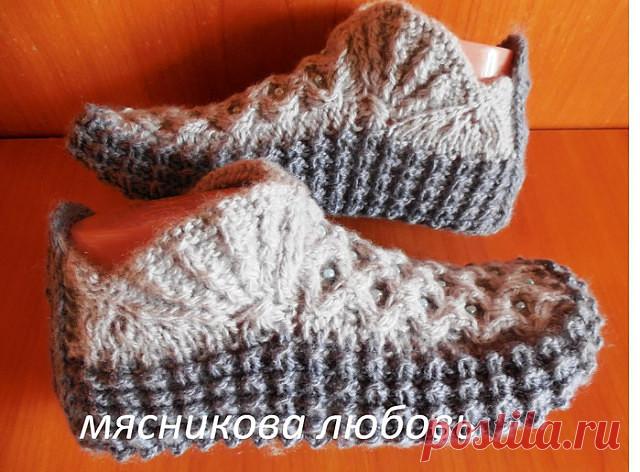 Набираем 47 петель ( 2 раппорта узора * алсацийские гребешки* +3 +2 кр. 
Вяжем этим узором 1 раппорт в высоту.
Делим вязание на 3 части - Кр 12 петель- 21 петля -12петель Кр. Вяжем 
язычок на центральных 21 петлях. узором *жгут *цепочка *на нужную Вам 
длину. у меня 42 ряда.
Коса в виде цепочки
Набрать количество петель, кратное 22 + 3 доп. петли.

1-й р. (лиц. стор.): 3 изн., *8 лиц., 3 изн., повт. от *.
2-й р. и все четные ряды (изн. стор.): 3 лиц., *8 изн., 3 лиц., повт...