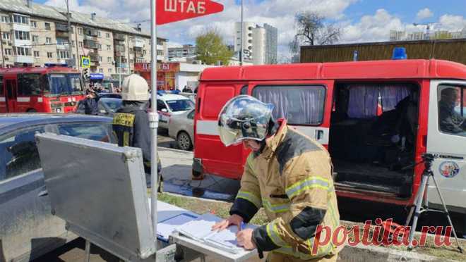 Таксист из Киргизии спас человека на пожаре в Екатеринбурге. В Екатеринбурге таксист вызвался помочь пожарным и спас мужчину во время пожара в многоэтажном доме. О деталях спасательной операции он рассказал aif.ru. Уроженец Киргизии Бобур Каримов работает в столице Урала водителем такси. Он увидел ...