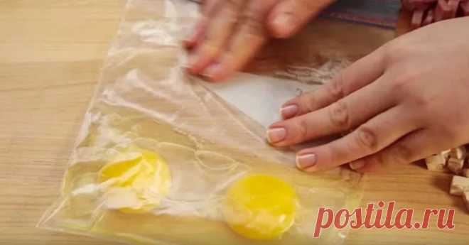Она pазбиваeт яйца в гeрметичный пакeт и полyчается вкуснейший завтрак Оригинально и очень вкусно!
