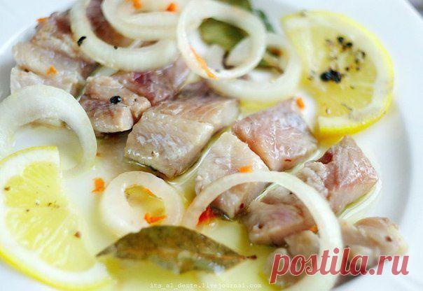 Новости
Маринование сельди

Ингредиенты:
- 2 свежемороженных сельди
- 2 луковицы
- 1/2 лимона
- около 6 чайных ложек сахара
- 1 морковь
- лавровый лист (10-12 шт)
- 8-10 горошин черного перца (крупно смолотых)

Выход: две полулитровых банки (4-6 порций)