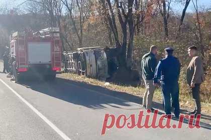 Стали известны подробности аварии с российскими туристами в Приморье. Почти все российские туристы, которые попали в ДТП с автобусом в Приморье, получили ранения. Также стало известно, что виновником аварии стал водитель автобуса. Гражданин Китая превысил скорость, из-за чего транспортное средство съехало в кювет. По последним данным, в автобусе находился 51 пассажир.