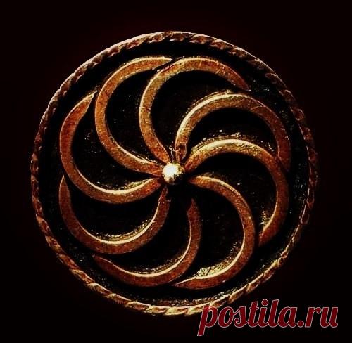 Аревахач"Солнечный крест",также Патеразмахач"Крест войны"Кер хач "Кривой крестили просто Армянская свастика—один из традиционных армянских символов.Самыеранние изображения свастики вАрмении относятся кнеолиту периода человеческой культурной эволюции7000-5000лет до нэ
Главным значениемаревахача является Солнце,а отсюда и свет,движениежизни,благополучия,радости,вечности иудачи.Аревахач вДревней Армении наносился на оружие,предметы повседневного быта,одежду,знамена игербы