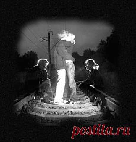 Расставание

Если люди разлюбили 
И расстались - всё понятно. 
Вазу хрупкую разбили - 
И осколки подмели. 
Если ссорятся - бывает; 
Есть ведь и на Солнце пятна. 
Изменяют - тоже просто: 
Значит, не было любви. 
Ну, а если расставанье - 
Просто так; и без причины 
Слёзы тают на ресницах, 
Сердце рвётся на куски, 
Губы жаждут поцелуя, - 
Так зачем мы расстаёмся?! 
Может, просто мы с тобою, 
Мой любимый, дураки?..