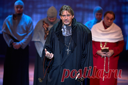 Александр Домогаров уволился из театра Моссовета после 27 лет работы. Российский актер Александр Домогаров уволился из Театра имени Моссовета после 27 лет работы. Домогаров написал заявление об уходе из театра в конце октября и пока покидает его на полгода. Актер не сработался с новым художественным руководителем Евгением Марчелли, а также не согласен с политикой, проводимой им в театре.