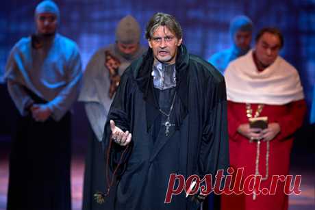 Александр Домогаров уволился из театра Моссовета после 27 лет работы. Российский актер Александр Домогаров уволился из Театра имени Моссовета после 27 лет работы. Домогаров написал заявление об уходе из театра в конце октября и пока покидает его на полгода. Актер не сработался с новым художественным руководителем Евгением Марчелли, а также не согласен с политикой, проводимой им в театре.