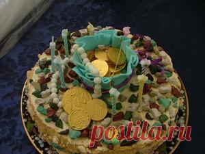 Киевский торт моей мамы рецепт с фото

=    Коржи
    1 стакан сахара
    2 ст.ложки муки
    4 белка
    100 гр. орехов
    крем
    4 желтка
    200 гр мягкого масла
    1 стакан сахарного сиропа (1 стакан сахара на 1 стакан воды).
    ромовая эссенция

Как приготовить

Белки взбить с сахаром, добавить муку и орехи. Выпечь коржи и охладить.

Для крема взбить размягченное масло с сиропом и несколькими каплями ромовой эссенции.

Прослоить коржи и охладить.