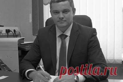 Названа возможная причина смерти избитого на турбазе министра Амурской области. Причиной смерти министра цифрового развития Амурской области Александра Курдюкова, избитого неизвестными на турбазе, могла стать травма от удара головой о бетонный тротуар. Смерть Курдюкова наступила из-за отека мозга. Ранее о смерти Курдюкова сообщил губернатор Амурской области Василий Орлов.