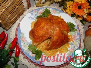 Курица в розовом соусе - кулинарный 
Курица	(любые части) — 900 г
Молоко	(для соуса) — 200 мл
Томатная паста	(для соуса) — 2 ст. л.
Вино белое сухое( или 1/2 лимона, для соуса) — 60 мл
Куркума	(по вкусу) — 0,5 ч. л.
Паприка сладкая	 — 0,5 ч. л.
Соль	(по вкусу) — 0,5 ч. л.
Перец черный	(по вкусу) — 0,3 ч. л.
Масло сливочное	20 г
Сахар коричневый	(порецепт