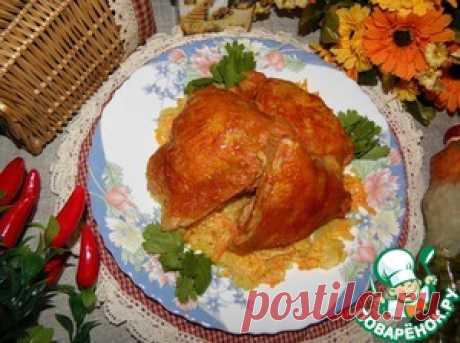 Курица в розовом соусе - кулинарный 
Курица	(любые части) — 900 г
Молоко	(для соуса) — 200 мл
Томатная паста	(для соуса) — 2 ст. л.
Вино белое сухое( или 1/2 лимона, для соуса) — 60 мл
Куркума	(по вкусу) — 0,5 ч. л.
Паприка сладкая	 — 0,5 ч. л.
Соль	(по вкусу) — 0,5 ч. л.
Перец черный	(по вкусу) — 0,3 ч. л.
Масло сливочное	20 г
Сахар коричневый	(порецепт