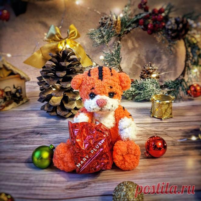 PDF Тигрёнок крючком. FREE crochet pattern; Аmigurumi animal patterns. Амигуруми схемы и описания на русском. Вязаные игрушки и поделки своими руками #amimore - плюшевый тигр, тигрёнок из плюшевой пряжи, тигрята, котик, кот, кошечка, кошка, котенок.