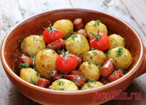 Картофель с охотничьими колбасками в духовке.
Ароматное блюдо из молодого картофеля и охотничьих колбасок, запеченных в духовке.