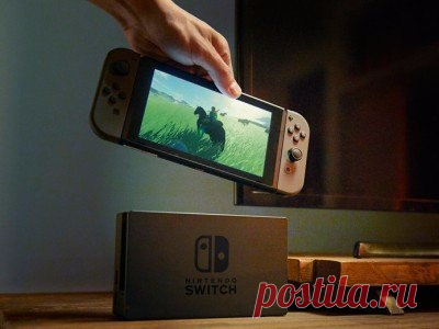 Спецификации Nintendo Switch останутся тайной до 2017 года Недавно компания Nintendo показала публике свою новую игровую консоль Nintendo Switch. Новинка представляет собой гибридное устройство, которое объединяет в себе портативную и игровую консоли. К сожалению, информации о Nintendo Switch не так много – сама консоль появится в продаже не ранее 2017 года, а большинство данных основывается на официальном видеоролике от компании. Nintendo Switch По словам сотрудника The Wall Street Journal…