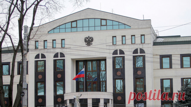 Во двор посольства РФ в Молдавии кинули коктейли Молотова. Неустановленный мужчина атаковал посольство России в Молдавии, которое находится в Кишиневе. Об этом сообщает ТАСС. Как рассказал агентству пресс-секретарь дипломатического представительства Анатолий Лошаков, злоумышленник метнул два ...