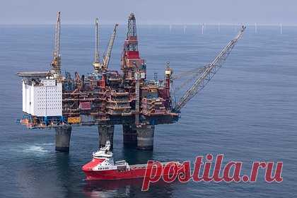 Открыта крупнейшая в мире плавучая ветряная электростанция. Норвежский энергогигант Equinor открыл в стране крупнейшую в мире плавучую ветряную электростанцию. Она позволит снабжать энергией ближайшие нефтяные и газовые платформы и сократить выбросы парниковых газов. Речь идет об электростанции Hywind Tampen, мощность которой — 88 мегаватт.