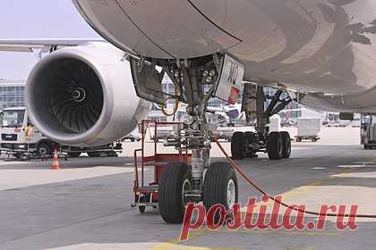 Заболевшая пассажирка устроила дебош в самолете и сорвала рейс