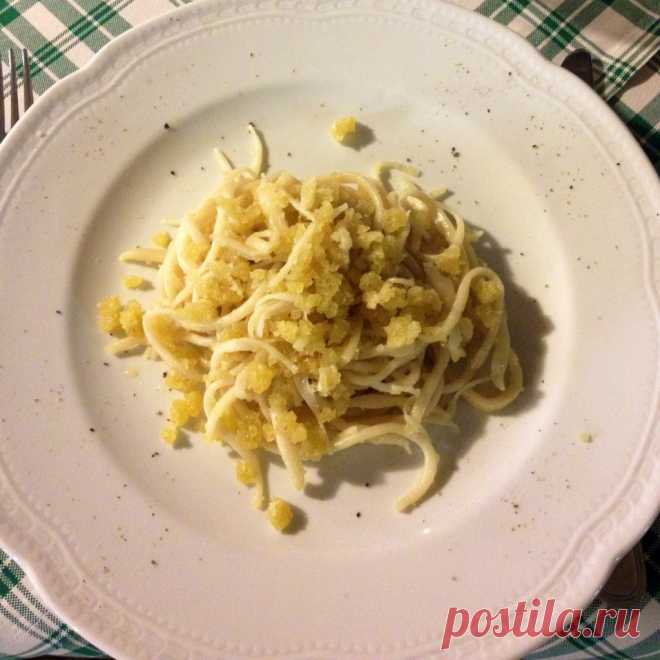 Пичи с чесночной крошкой (Пичи — это паста такая самокатанная))