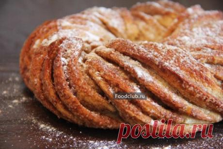 Эстонская выпечка с корицей Я очень люблю всевозможную выпечку с корицей, но этот рецепт, найденный совершенно случайно на просторах интернета, всегда будет моим любимым! Хрустящая сладкая корочка снаружи и мягкое, тающее во рту, тесто с невероятным запахом корицы внутри. Казалось бы, булочками с корицей уже никого не удивишь, но эта выпечка выглядит настолько необычно, что можно подавать ее как к семейному ужину, так и к праздничному столу!