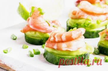Огуречные канапе с лососем и креветками — Домашняя кулинария