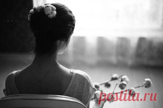 все важные фразы должны быть тихими,
все фото с родными всегда нерезкие.
самые странные люди всегда великие,
а причины для счастья всегда невеские.
самое честное слышишь на кухне ночью,
ведь если о чувствах - не по телефону,
а если уж плакать, так выть по-волчьи,
чтоб тоскливым эхом на полрайона.
любимые песни - все хриплым голосом,
все стихи любимые - неизвестные.
все наглые люди всегда ничтожества,
а все близкие люди всегда не местные.
все важные встречи всегда случайные.
самые верные подданны