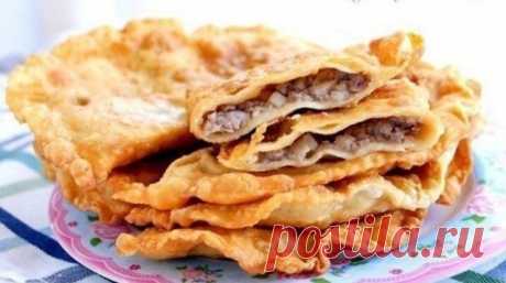 Очень вкусные чебуреки на простом тесте из кефира.

Понадобится:

Кефир — 1 стак.
Яйцо — 1 шт.
Соль — по вкусу
Мука — на глаз
Для начинки: любой мясной фарш с луком и зеленью( чтобы начинка была более сочная, добавьте в нее воду) или сыр, а можно сделать и с картошкой и с грибами, кому что по душе.

Приготовление:

1. В миску вылить кефир, добавить яйцо, соль. Взбить вилкой. Постепенно добавлять муку и мешать.
2. Когда тесто станет густым, выложить его на стол и замесить с...