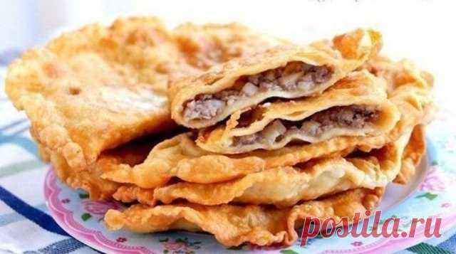 Очень вкусные чебуреки на простом тесте из кефира.

Понадобится:

Кефир — 1 стак.
Яйцо — 1 шт.
Соль — по вкусу
Мука — на глаз
Для начинки: любой мясной фарш с луком и зеленью( чтобы начинка была более сочная, добавьте в нее воду) или сыр, а можно сделать и с картошкой и с грибами, кому что по душе.

Приготовление:

1. В миску вылить кефир, добавить яйцо, соль. Взбить вилкой. Постепенно добавлять муку и мешать.
2. Когда тесто станет густым, выложить его на стол и замесить с...