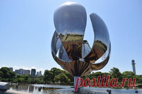 В Буэнос-Айресе ураган оторвал лепесток у железного цветка — символа города. На столицу Аргентины и провинцию Буэнос-Айрес обрушился ураган.