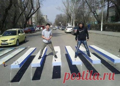 Ребята нарисовали, чтобы водители притормаживали на зебре. Здесь не то что притормозить, инфаркт словить запросто )))))