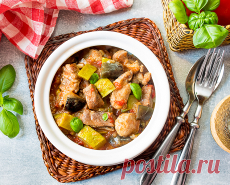 Мясо, тушенное с баклажанами и кабачками на Вкусном Блоге Апдейт рецепта от 29.07.2008. И снова у нас на повестке дня блюдо из серии “Я его слепила из того, что было”. А была пара баклажанов, немного чеснока и томатного сока, небольшой кабачок и такой же небольшой кусочек свинины. Ловкость рук – и кучка продуктов превратилась во вкусное мясо-овощное рагу. Даже…