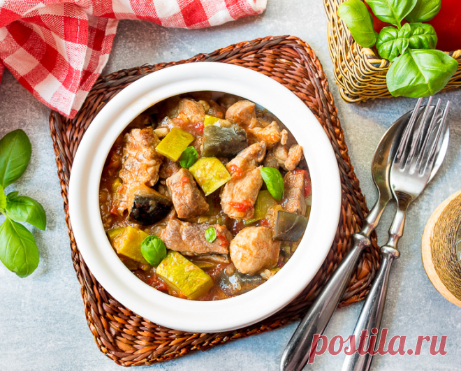 Мясо, тушенное с баклажанами и кабачками на Вкусном Блоге Апдейт рецепта от 29.07.2008. И снова у нас на повестке дня блюдо из серии “Я его слепила из того, что было”. А была пара баклажанов, немного чеснока и томатного сока, небольшой кабачок и такой же небольшой кусочек свинины. Ловкость рук – и кучка продуктов превратилась во вкусное мясо-овощное рагу. Даже…