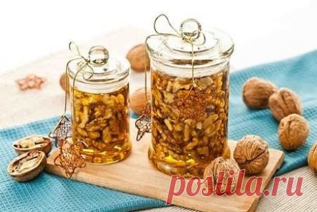 Польза от употребления орехов с медом для потенции известна давно. И по отдельности эти продукты очень полезны, а в сочетании друг с другом дают «убойный» результат для улучшения потенции. Давайте разберемся, благодаря чему эти продукты настолько эффективны в лечении импотенции.Орехи содержат много полезных витаминов и минералов для мужчин. Они богаты витаминами A, витаминами B1, B2, В3, B12, С, К, Е (гормона размножения), РР. В них содержатся минералы фосфора, калия, магн...