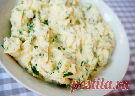 Сырный соус с майонезом, чесноком и зеленью Соус получается достаточно густой и нередко используется для макания (например, в случае со знаменитыми крылышками Баффало он подается с палочками сельдерея).