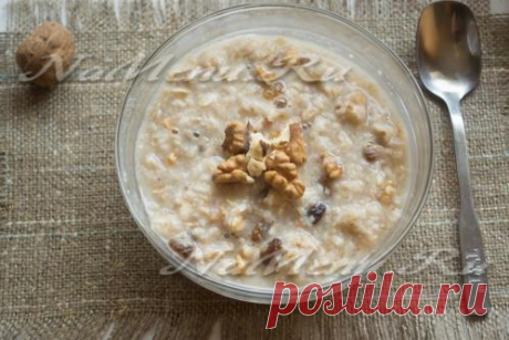 Овсяные хлопья с изюмом и грецкими орехами на завтрак