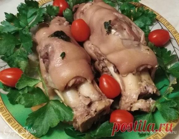 Деликатесные свиные ножки. Ингредиенты: свиные ножки, соль, лавровый лист