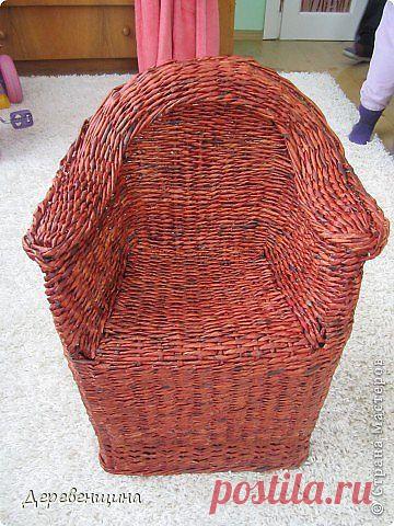 Плетеное кресло из газетных трубочек.