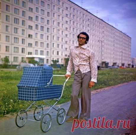 СтилягаМодный папа на фоне новостроек Орехового бульвара. Москва. 1975г.