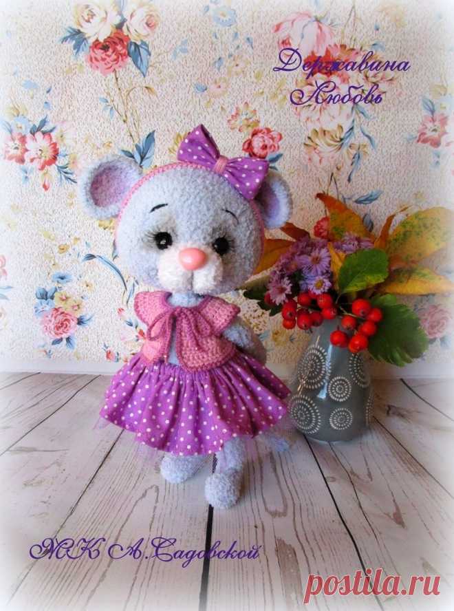 Мышка Люси. Вязаная мышка. Вязаная игрушка крючком. Амигуруми. Амигуруми мышка. Новогодняя игрушка. Новый год 2020. Вязаная жизнь.
#МышкаЛюси #Вязанаямышка #Вязанаяигрушкакрючком #Амигуруми #Амигурумимышка #Новогодняяигрушка #Новыйгод2020 #Вязанаяжизнь #мышь #мышонок #мышка #вязаныймышонок #вязаныймышоноккрючком  #амигурумимышонок #амигурумиигрушка #амигурумикрючком #вязаниекрючком #вязание #мастерклассповязаниюкрючком  #игрушкасвоимируками #вашиработы #вашихвастики