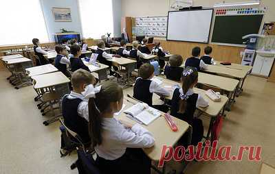 В РПЦ предложили внести в школьную программу преподавание церковнославянского языка. Это способствовало бы в том числе реализации курса на сохранение традиционных российских духовно-нравственных ценностей и борьбе с иностранными заимствованиями в русском языке, заявил председатель Синодального миссионерского отдела Московского патриархата, член Высшего церковного совета РПЦ епископ Луховицкий Евфимий (Моисеев)