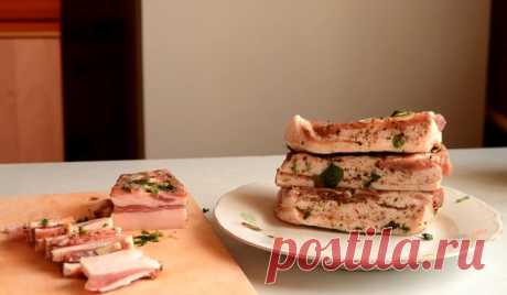 Как солить сало дома, вкуснейший рецепт
Сегодня я расскажу вам, как легко и просто засолить сало в домашних условиях. У нас получится не просто сало, а настоящий деликатес. Солить будем сухим способом, просто натирая солью.