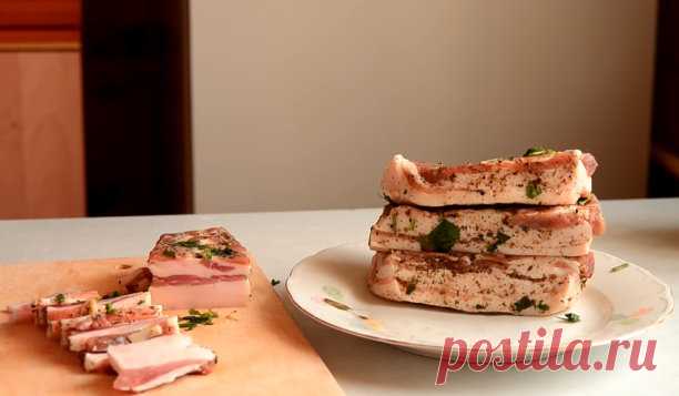 Как солить сало дома, вкуснейший рецепт
Сегодня я расскажу вам, как легко и просто засолить сало в домашних условиях. У нас получится не просто сало, а настоящий деликатес. Солить будем сухим способом, просто натирая солью.