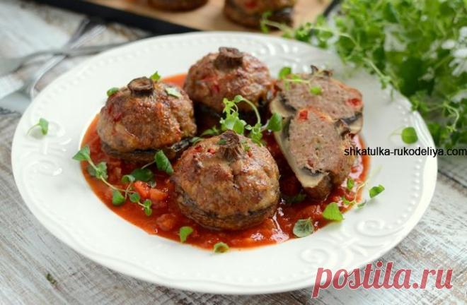 Печериці фаршировані м'ясом. Фаршировані шампіньйони на сковороді