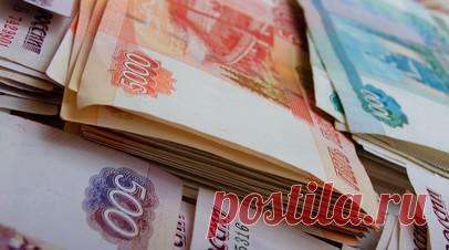 13-я зарплата: что это такое и кто её получит в 2025 году. Для многих работников конец года ассоциируется не только с ожиданием праздников, но и с надеждой на существенное денежное поощрение — 13-ю зарплату. Эта выплата, которую часто именуют годовой премией или новогодней премией, является важным элементом мотивации, хотя её получение зависит исключительно от политики конкретного работодателя. О недавних изменениях в трудовом законодательстве, об истории появления 13-й зарплаты и условиях её…