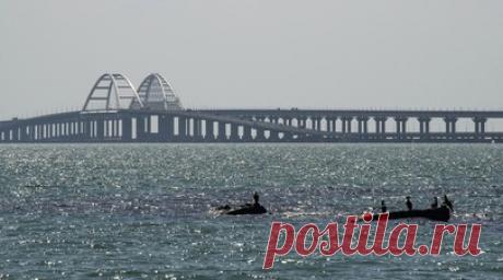 На Крымском мосту остановили движение из-за ЧП. Движение по Крымскому мосту остановлено из-за чрезвычайного происшествия, об этом заявил глава Крыма Сергей Аксенов. По его словам, ЧП произошло в районе 145-й опоры со стороны Краснодарского края. Глава региона попросил всех соблюдать спокойствие и доверять только проверенным источникам информации. Читать далее