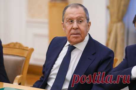 Лавров подшутил над журналистами и рассмешил президента Швейцарии. Глава МИД России Сергей Лавров подшутил над журналистами, которые освещали его встречу с президентом Швейцарии Иньяцио Кассисом. Журналисты и фотографы, работающие на мероприятии, не успели заснять момент рукопожатия двух политиков. Лавров в шутку укорил работников СМИ, чем рассмешил швейцарского президента.