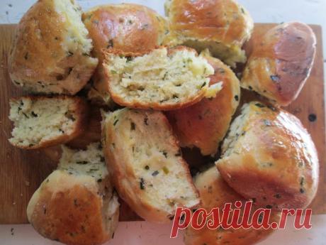 Необычное дрожжевое тесто для чесночных пампушек - Пир во время езды Этот рецепт из «домашних кладовых». Так готовила дрожжевое тесто моя бабушка, а потом и мамуля. Меня рецепт спасает тогда, когда дома нет молока, а хочется или нужно сделать дрожжевое тесто. Но это не означает, что картофельный отвар, который в основе опары, хуже молока. Просто с молоком все ясно: «пробуждаем» дрожжи, замешиваем тесто, отправляем на расстойку. …