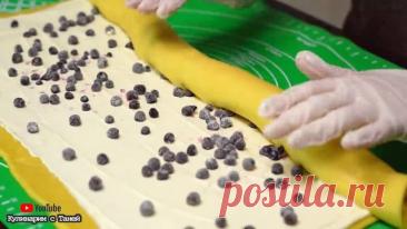 МЫ в ВОСТОРГЕ от этих булочек с КРЕМОМ!! Как ПИРОЖНОЕ _ Кулинарим с Таней Ингредиенты (15 шт.) 120 г молока 80 г сахара 15 г свежих дрожжей (5 г сухих) 2 средних яйца 60 г сливочного масла 1/2 ч.л. соли, ваниль +/- 450 г муки 300 г творога (творожного сыра) 80 г сметаны/йогурта 2-4 ст.л. сахара, ваниль 1 ст.л. крахмала (муки) 1/2 яйца (и 1/2 яйца для покрытия) 100 г ягод/