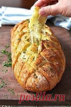 Хрустящий хлебушек пропитанный маслом, сыром и чесночком 

Ингредиенты: 
- 1 французский батон, лучше 