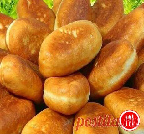 На днях знакомая угостила маленькими пирожками с яйцами, пюре и капустой,
они мне так понравились! Мяяягкие, тающие во рту. Я сразу выпросила рецепт.

Ингредиенты:

Тесто:
Тёплая вода - 600 мл
Сахар - 2 ч.л
Соль - 1 ст.л без горки
Подсолнечное масло - 100 мл
Дрожжи - 11 гр (одна пачка)
Яйца - 2 шт
Мука - 1 кг (может чуть больше)

Начинка:
Картошка
Яйца с зелёным луком
Капуста с морковью