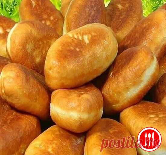 На днях знакомая угостила маленькими пирожками с яйцами, пюре и капустой,
они мне так понравились! Мяяягкие, тающие во рту. Я сразу выпросила рецепт.

Ингредиенты:

Тесто:
Тёплая вода - 600 мл
Сахар - 2 ч.л
Соль - 1 ст.л без горки
Подсолнечное масло - 100 мл
Дрожжи - 11 гр (одна пачка)
Яйца - 2 шт
Мука - 1 кг (может чуть больше)

Начинка:
Картошка
Яйца с зелёным луком
Капуста с морковью
