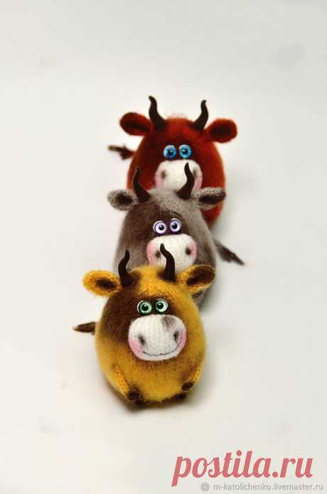 Вязаная игрушка Бычок